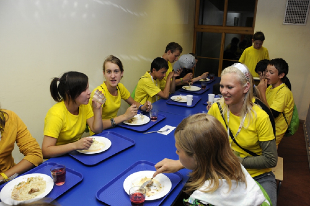 Atgriezušies no deju mēģinājuma, skolēni ēd vēlās vakariņas.
Autors: Ivars Bogdanovs