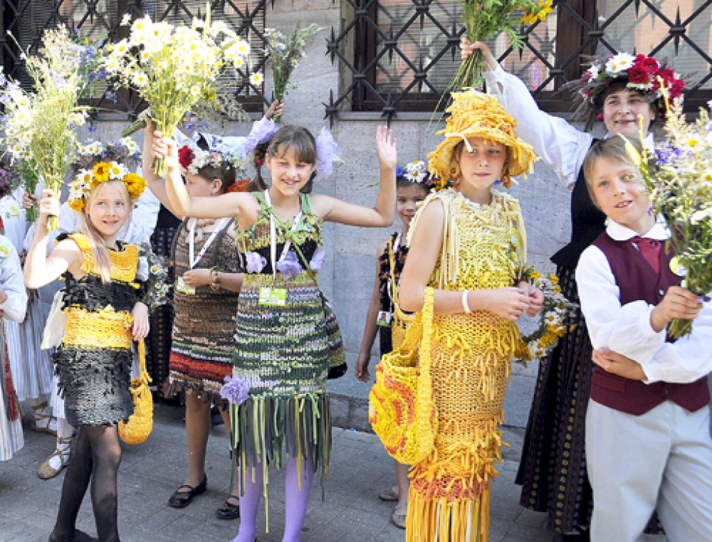 Iecavas novada «Dartijas» sākumskolas audzēkņi svētku gājienā var doties ar lepnumu sejā. Viņu radītā tērpu kolekcija «Lai zemei sāpes nav» skatē ieguvusi galveno balvu. 
Autors: Ivars Bogdanovs