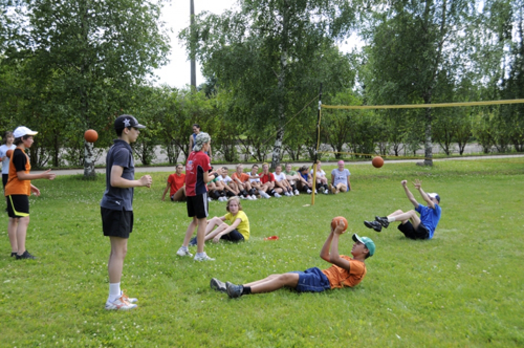 Jaunajiem volejbolistiem daudzveidīgas nodarbības ārpus Rīgas ir interesants periods, gatavojoties nākamajai sezonai. 
Autors: Ivars Bogdanovs