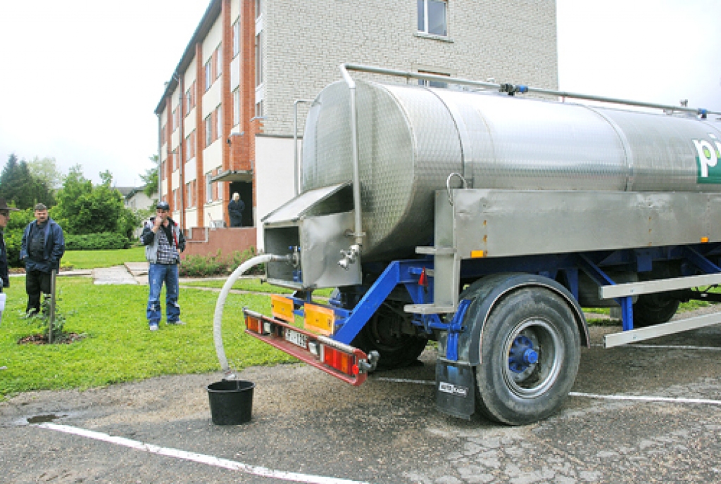 Kamēr ūdens piesārņots, iedzīvotāji Vecumniekos tiek nodrošināti ar pievestu ūdeni.
Autors: no «Bauskas Dzīves» arhīva