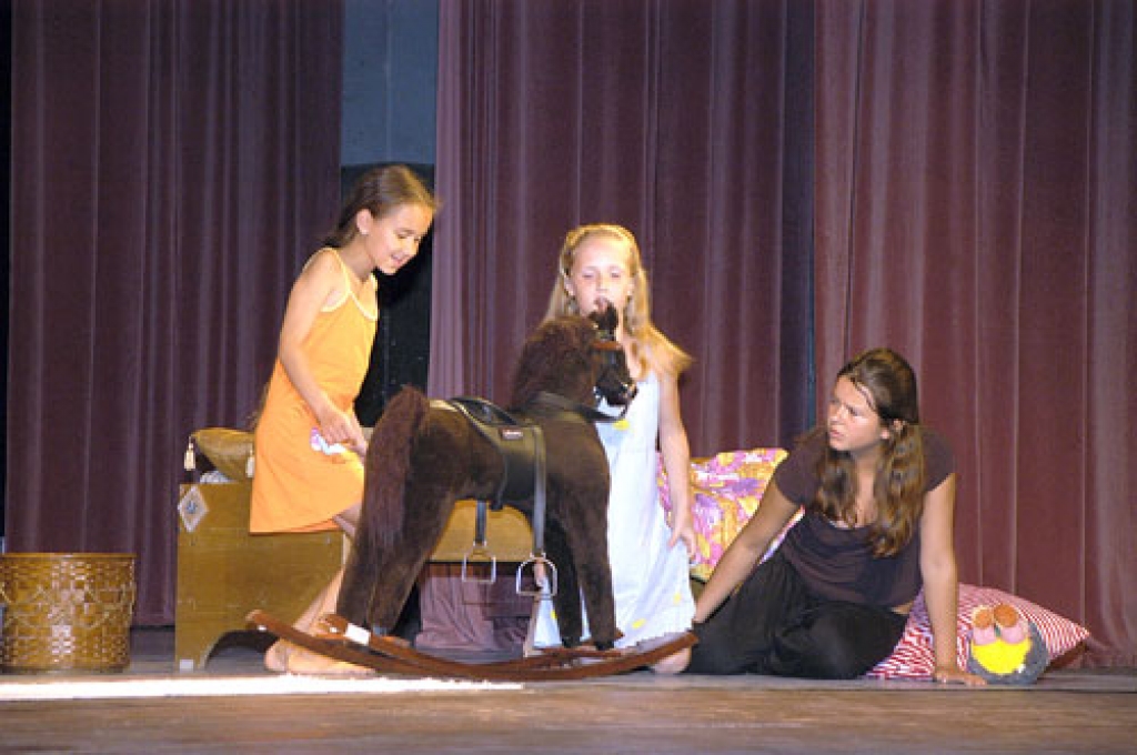 Teātra studijas «Savējie» izrāde «Tracis ap zirgu».
Autors: no «Bauskas Dzīves» arhīva