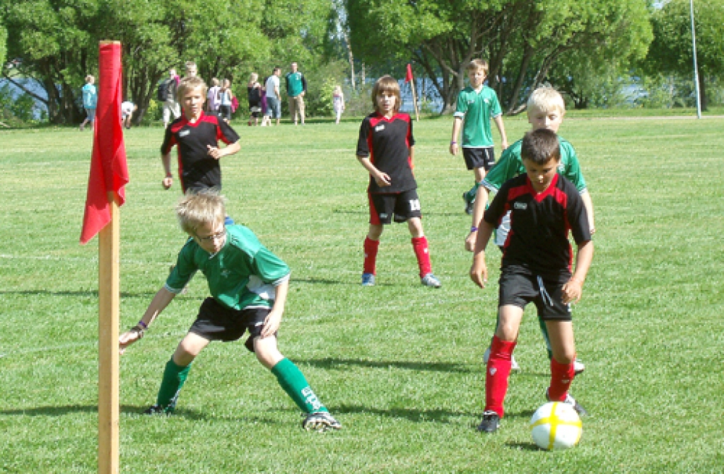 Baušķenieks Mārtiņš Bukšs (vidū) bija labākais spēlētājs 1999. gadā dzimušu futbolistu komandā‚ kurā bija apvienoti Bauskas un Baldones puikas.
Autors: J. MARKEVIČS