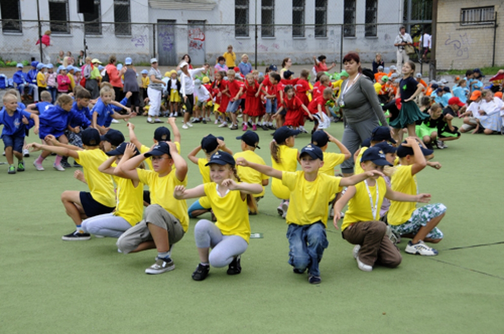 Svētku pasākumu organizētājiem «BALTA» ir dāvinājusi civiltiesiskās atbildības apdrošināšanu, bet jauno mākslinieku kolektīviem ir iespēja iegādāties nelaimes gadījumu apdrošināšanas īpašu Svētku polisi.
Autors: Ivars Bogdanovs