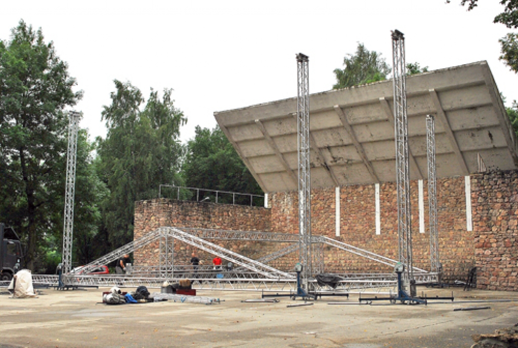 Pamazām top Kantrimūzikas festivāla skatuve. Trim vīriem šis darba process aizņem desmit stundas. 
Autors: Uldis Varnevičs