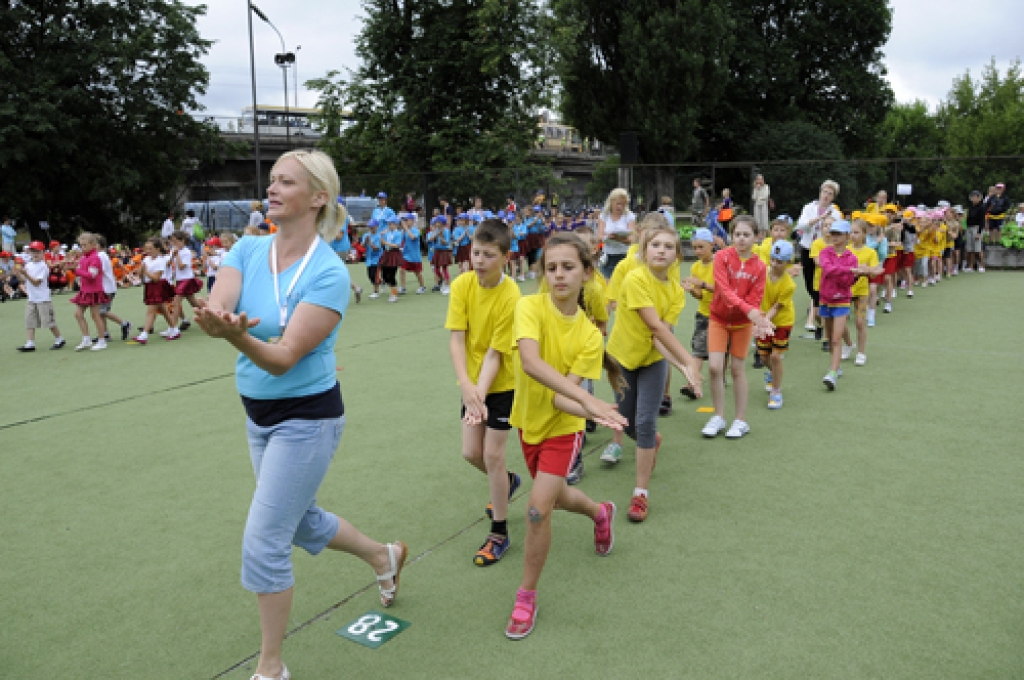 Līdz ar Īslīces dejotājiem jautrā solī laukumā steidz arī skolotāja Aiva Skaldere.
Autors: Ivars Bogdanovs
