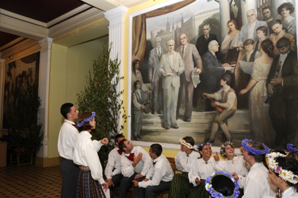 Bauskas 1. vidusskolas jauktais koris pirms uzstāšanās vēl ieskatās Latvijas mūzikas dižgaru portretos. 
Autors: Ivars Bogdanovs