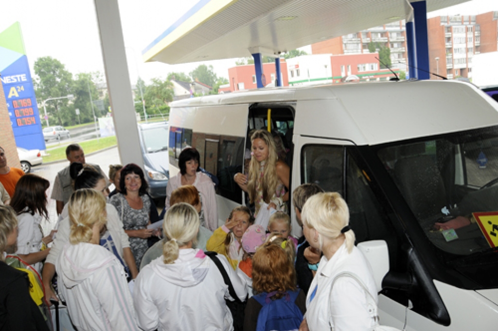 «Neuztraucieties un vēliet mums labas domas, tad viss izdosies,» mājās palicējiem teic deju kopas «Lēra» vadītāja Kitija Vīgupa.  
Autors: Ivars Bogdanovs