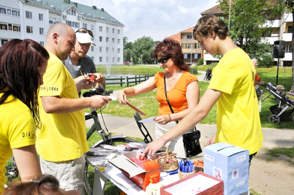 Baušķeniece Elita Vankere nodod akcijas rīkotājiem savu uzrakstīto vēlējumu pasaules AIDS konferences dalībniekiem Vīnē. 
Autors: Ivars Bogdanovs
