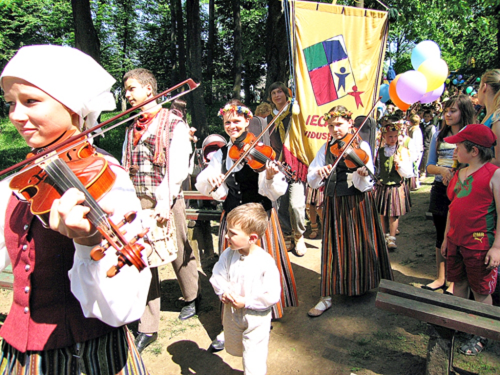 Folkloras kopai «Tarkšķi» svētkos būs īpaša programma, un Laura Arāja (centrā ar vijoli) dziedās tautas izpildītāju konkursa laureātu koncertā.
Autors: Madara Ērgle