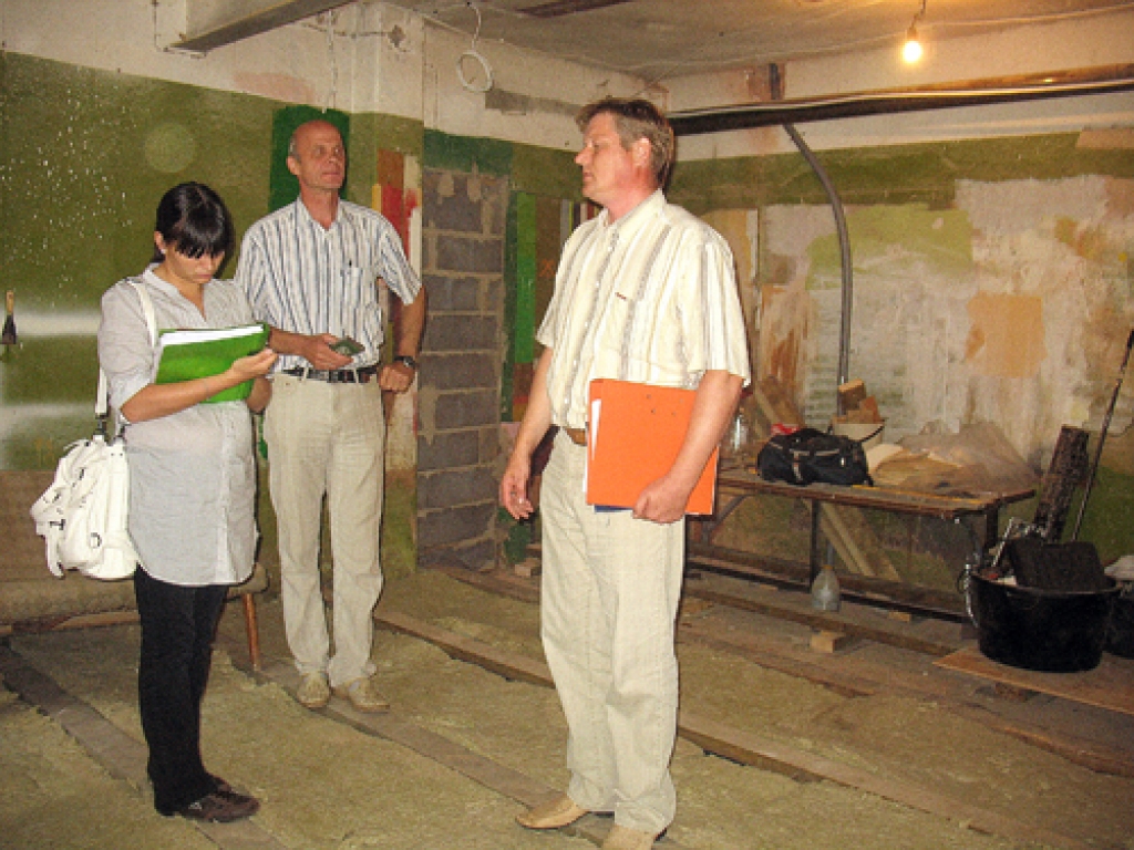 Bauskā top Mākslas un amatniecības centrs. SIA «Kvēle» ražošanas direktors Ģirts Sparinskis (no labās) novada domes speciālistiem Jānim Feldmanim un Janai Patmalniecei pauž savas vēlmes par projekta papildinājumiem.
Autors: Vilnis Auzāns