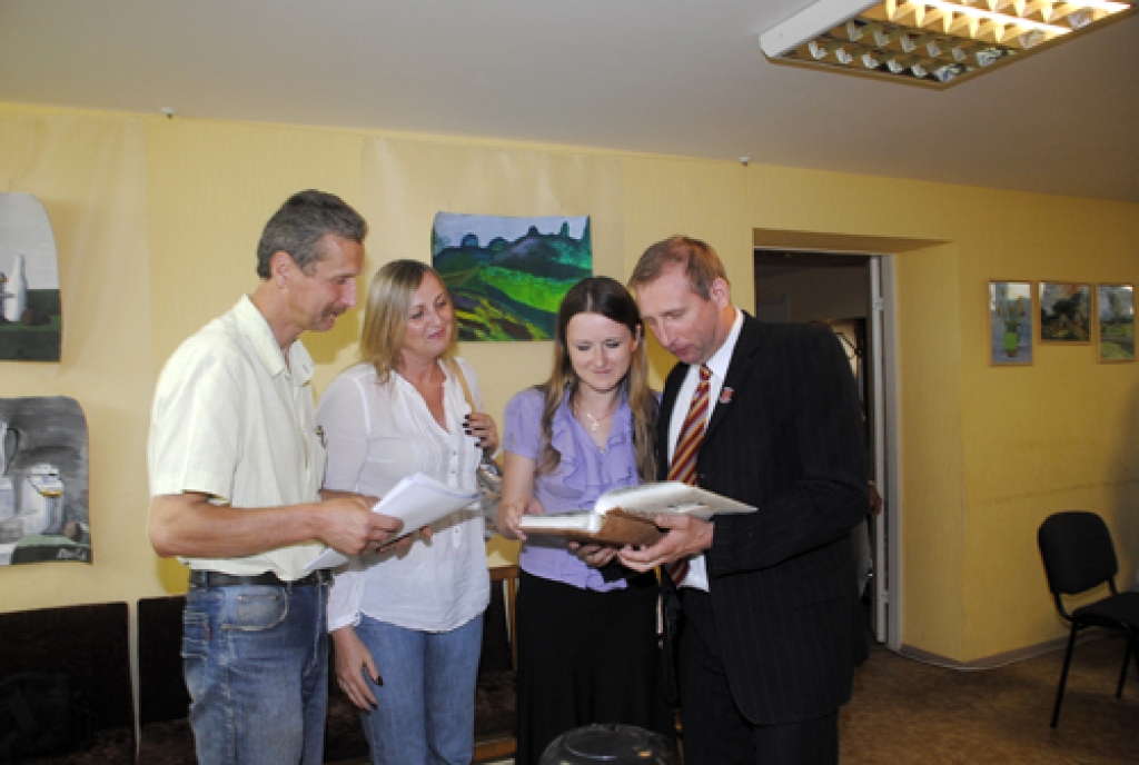 Pēc domes sēdē apspriestās Tūrisma attīstības stratēģijas deputāts Valdis Rusiņš (no kreisās), vietējā preses izdevuma «Vecumnieku Novada Ziņas» veidotāja Žanna Zālīte, domes sekretāre Līga Krēmere un kancelejas vadītājs Arvīds Zvirbulis apskata albumā fotogrāfijas no Vecumnieku novada pirmajiem dziesmu un deju svētkiem. Arī šie svētki varētu kļūt ikgadēji un iekļauties tūrisma piedāvājumā.
Autors: Juris Iļņickis