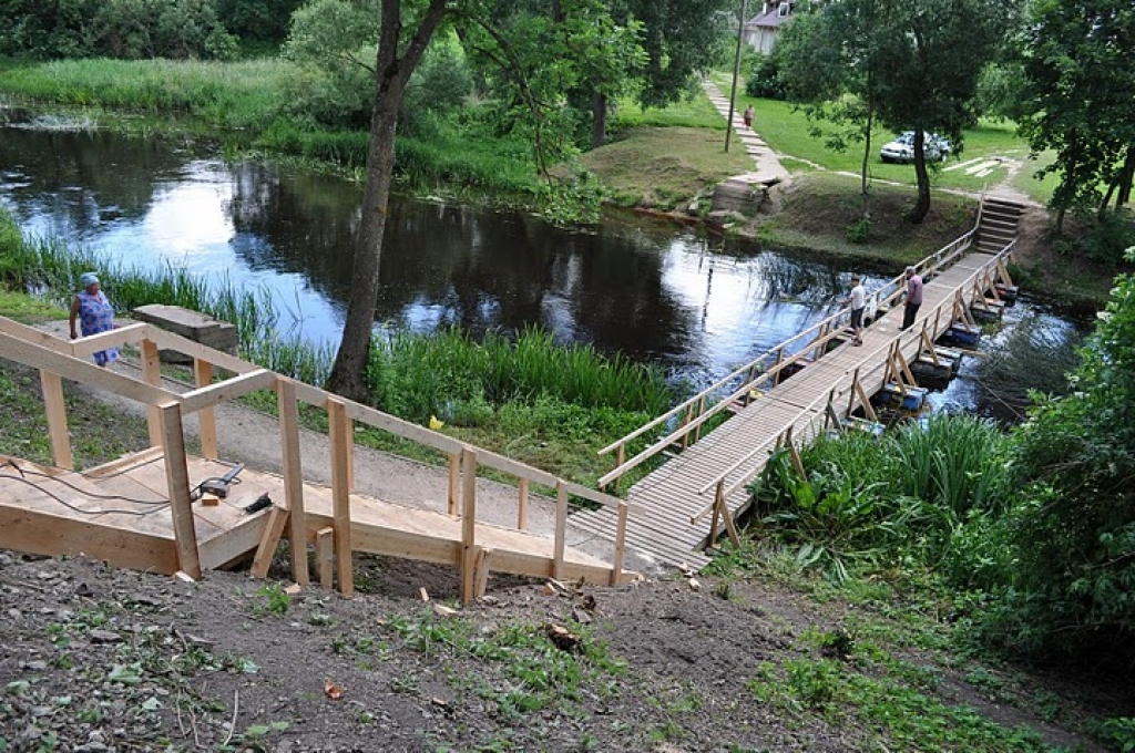 Jauno metāla gājēju tiltu līdz ar drošākām trepītēm būvēs līdzās pagaidu pontona tiltiņam, kas pēc vecā tilta nonešanas palos uzstādīts pašvaldības sadarbībā ar zemessargiem un uzņēmējiem.
Autors: Guntis Ērglis
