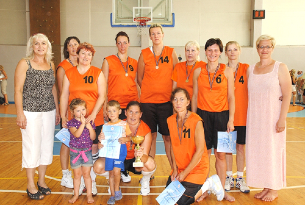 Zelta medaļas saņēma Vēsma Veģere, Līga Rimševica, Inese Gāga, Dzintra Lapiņa, Ingūna Markūne, Anita Mikāle, Sanita Sila, Inga Kvasņika, Ina Stāmere. Ar basketbolistēm fotografējās arī Larisa Antužāne un Inga Ūbele.
Autors: Juris Iļņickis