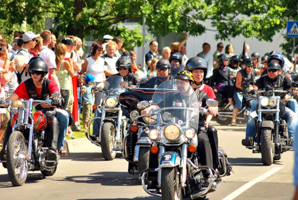 «Free Hawks», «Bucefals» un citu motociklu klubu biedri un viesi dodas parādes braucienā.
Autors: Uldis Varnevičs