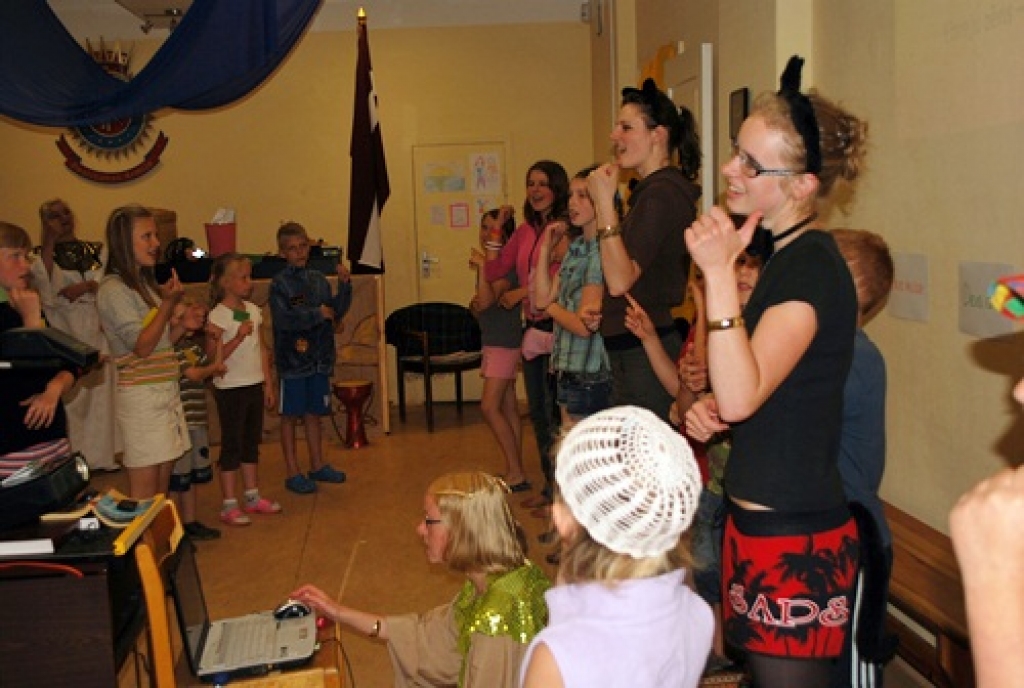 Bībeles stāstu par Jāzepu Pestīšanas Armijas telpās bērni izdzīvoja dažādi, arī dziesmās. 
Autors: Uldis Varnevičs