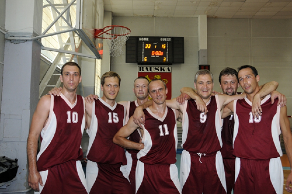 Saliedētā Bauskas, Iecavas un Rundāles vīriešu basketbola komanda organizatora un trenera Māra Ozoliņa (vidū) vadībā izcīnīja zelta godalgas.
Autors: Ivars Bogdanovs