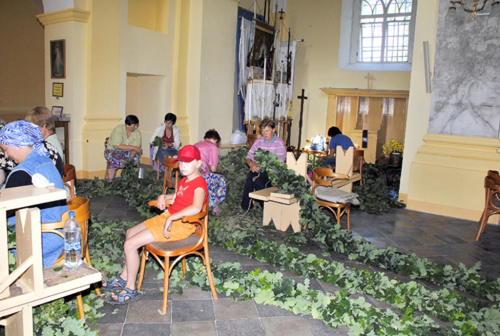 Skaistkalnes katoļu baznīca 27. jūlija priekšpusdienā atgādināja smaržojošu dārzu. No ozolu zariem sievietes un meitenes pina garas vītnes, lai dievnamu izrotātu Kanepenes svētkiem. Tie sākas piektdien, 30. jūlijā, bet kulmināciju sasniegs...
Autors: Juris Iļņickis