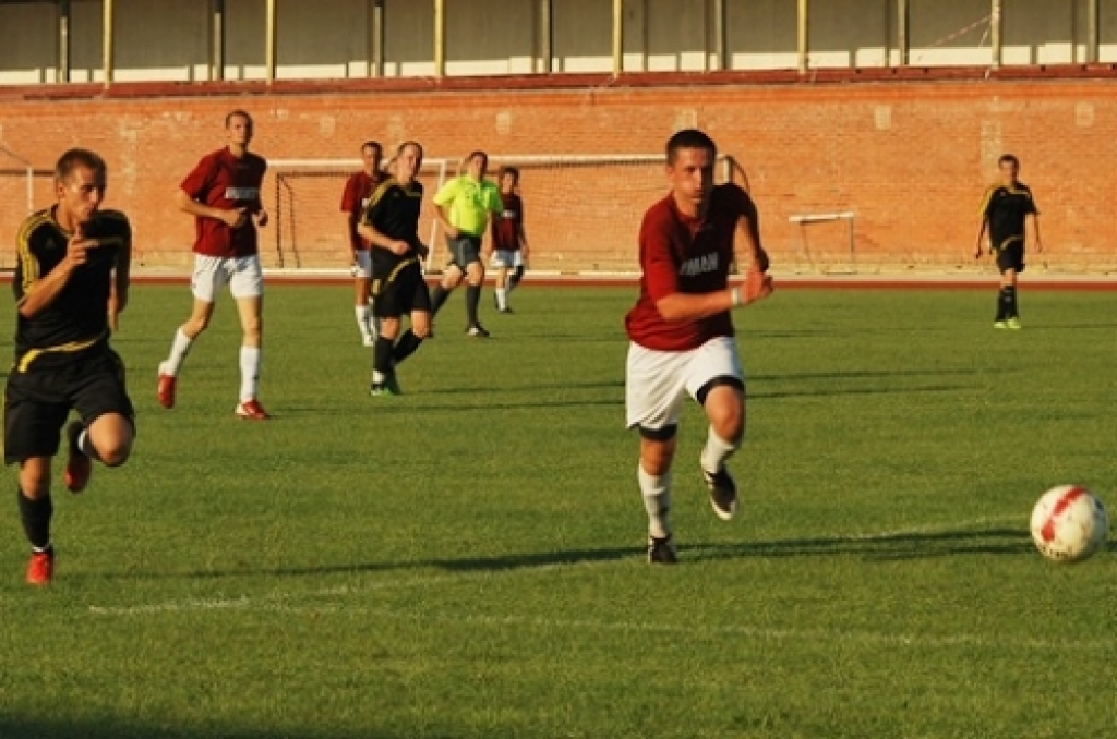 Bauskas pilsētas stadionā 22. jūlija vakarā notika 2010./2011. gada Latvijas Futbola federācijas kausa izcīņas B grupas 1. kārtas spēle starp FK «Bauska/Iecava» un SK «Imanta». Apmēram pussimt skatītāju klātbūtnē mūsu futbolisti...
Autors: Uldis Varnevičs