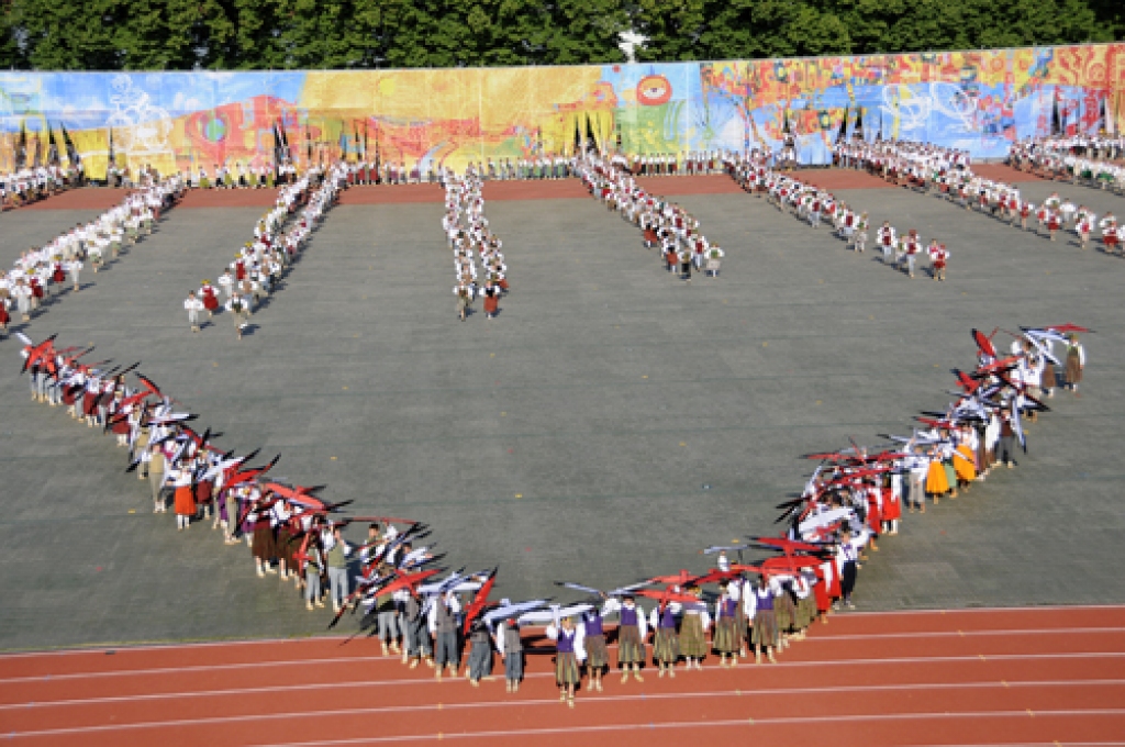 Tūkstošiem dejotāju no visiem novadiem trijos koncertos «Daugavas» stadionā priecēja skatītājus uzvedumā «Deja kāpj debesīs». 
Autors: Ivars Bogdanovs