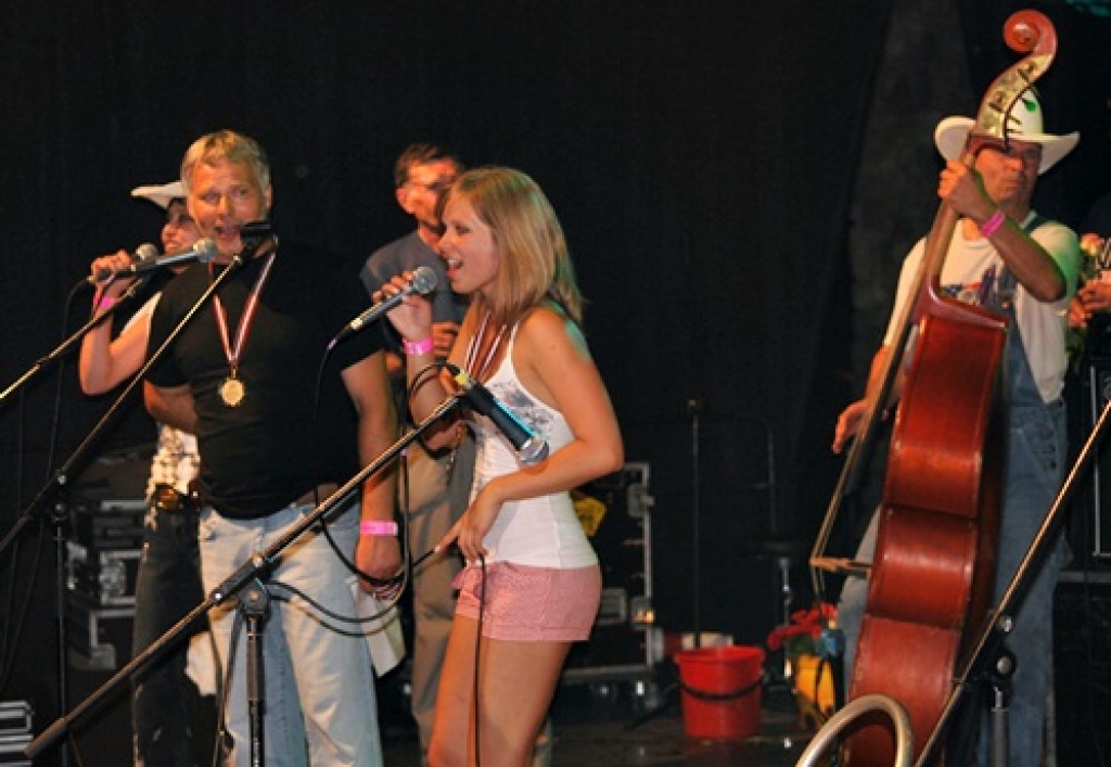 Kantrifestivāla otrā diena, 10. jūlijs, Bauskā sākās neierasti – ar bezmaksas koncertu veikala «Rimi» stāvlaukumā. 
Pilskalna estrādē vakarpusē lielāko auditoriju savāca grupas «Klaidonis» un «Sestā jūdze», kā arī amerikāņu viesmākslinieks...
Autors: Uldis Varnevičs