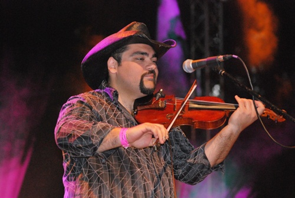 Bauskas Kantrifestivālu 9. jūlija vakarā atklāja Edvīns Bauers ar grupu. No latviešu grupām pirmās dienas vakarā lielāko atsaucību izpelnījās «Dakota», bet visinteresantākā daudziem šķita slovaku grupas «The Rowers» uzstāšanās. Negadīts...
Autors: Uldis Varnevičs