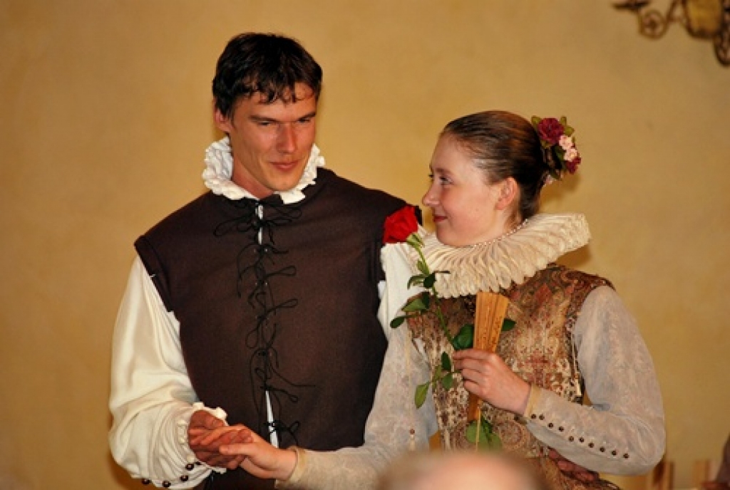 Senās mūzikas pēcpusdiena 4. jūlijā Bauskas pilī aizritēja spoži un neparasti. Muzicēja ansamblis «Canto», tam pievienojās arī baroka mūzikas grupa «Concerto Concitato», Bauskas pils seno deju grupa un amatierteātra aktieri. Muzicēšana...