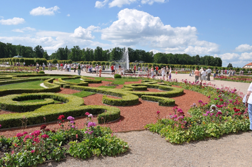 Dārza svētkus 3. jūlijā Rundālē apmeklēja vairāk nekā pieci tūkstoši interesentu. Tika piedāvāta daudzveidīga programma – parka Zaļajā teātrī līdz vakaram notika dažādi koncerti. Programmu atklāja Bauskas bērnudārza «Pasaulīte» bērnu...