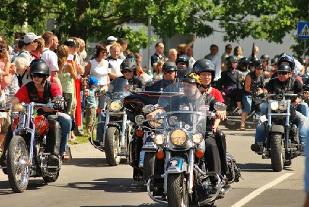 Bauskas pilskalna estrādē 3. jūlijā notika motociklistu kluba «Free Hawks» organizētais saiets, kurā piedalījās kluba «Bucefals» biedri, kā arī citi viesi. Pēc pasākuma organizatoru aplēsēm – aptuveni tūkstotis motociklu. 
Motociklistu...
Autors: Uldis Varnevičs