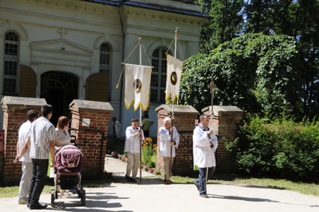 Pēterdienas svinības Kurmenē ir ilggadēja tradīcija, kas katru vasaru iezīmējas ar citādākām niansēm. 29. jūnijā gan ciemiņi, gan vietējie ļaudis bija aicināti apmeklēt Balto skolu, kur veidojas pagasta muzejs un atrodas vairākas iestādes....
Autors: Ivars Bogdanovs