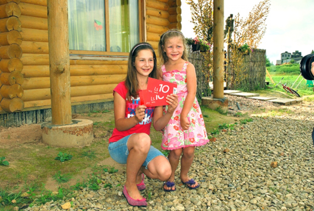 Codietes Linda (no kreisās) un Sandija Spundiņas centīgi nodevušas PET pudeles akcijai «Šķiro un laimē». Izlozē veicās vecākajai māsai. 