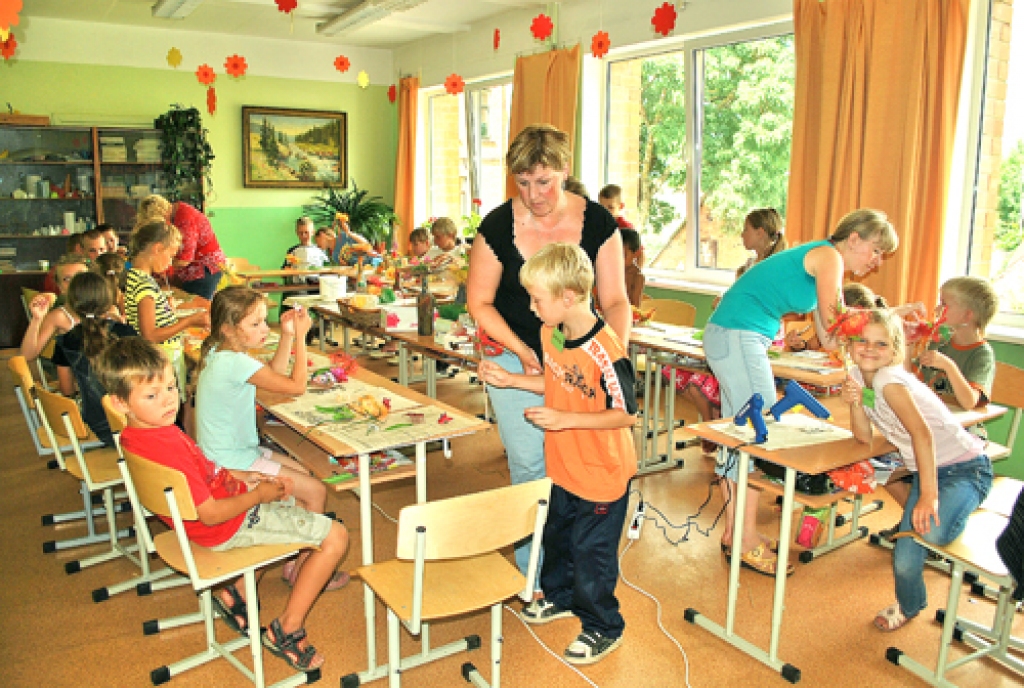 Nometnē «Brīnumu lāde» Bauskas pilsētas pamatskolā darbojas 25 bērni un piecas audzinātājas.