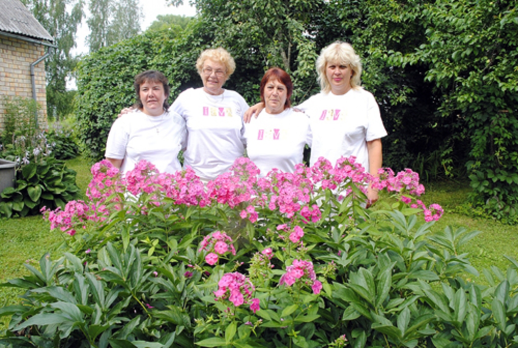 Par draudzenēm kļuvušās Vineta Romanoviča (no kreisās), Māra Zaumane, Vija Lenberga un Dina Medne pēc žurnāla «Ieva» nometnes vēlas dzīvot ar prieku par katru dienu.