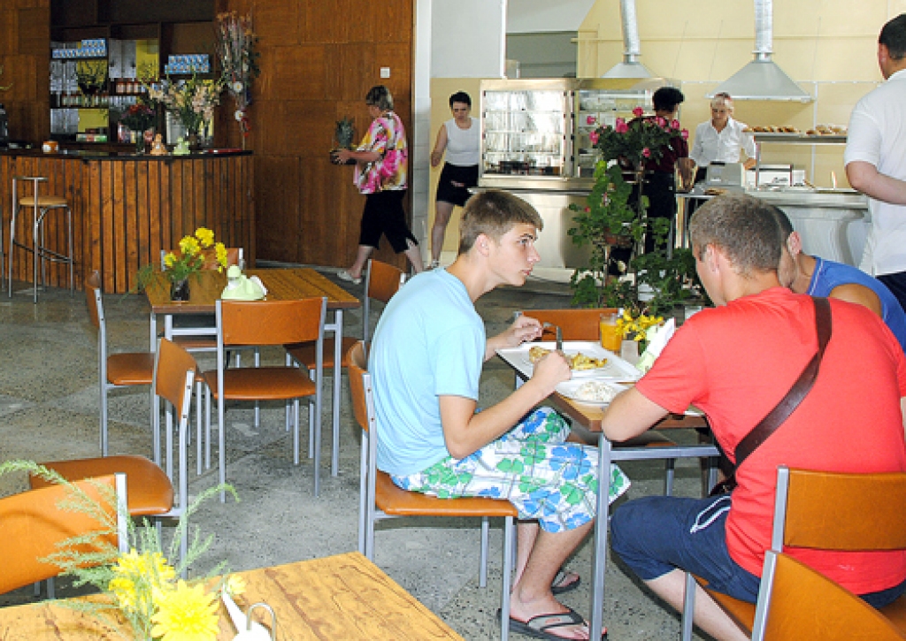 Ēdnīcā «Madari» jau pirmajā darbadienā nepārtraukti bija neliela rinda.