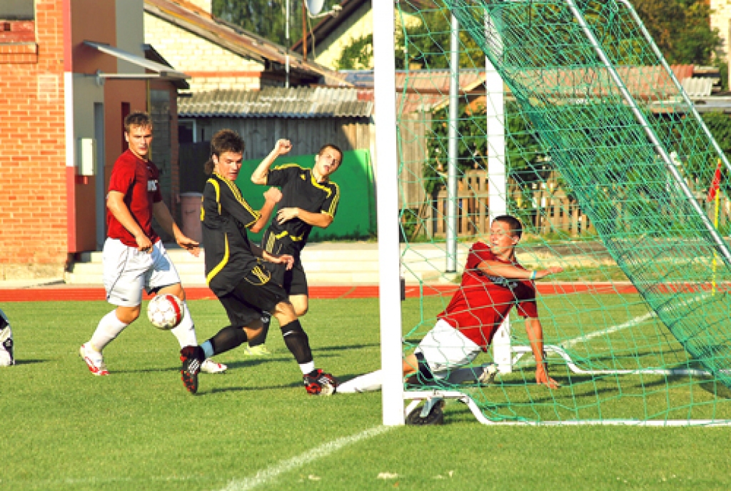 FK «Bauska/Iecava» (melnos tērpos) uzbrukumā – no vārtiem bumbu cenšas izsist pat SK «Imanta» aizsargs.