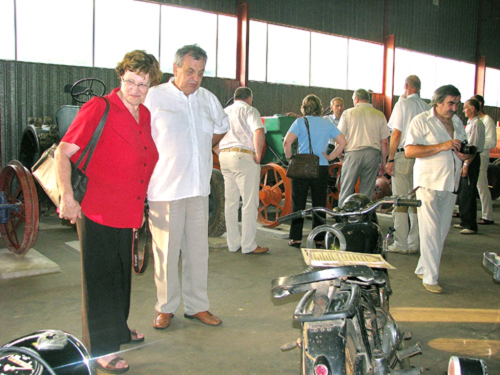 Nāhodas delegācija apmeklēja arī Zemnieka sētas un lauksaimniecības mašīnu muzeju Gailīšu pagastā. Seno tehniku ar interesi aplūko Nāhodas mērs Oldrihs Čtrvtečka un deputāte Vera Vlčkova.