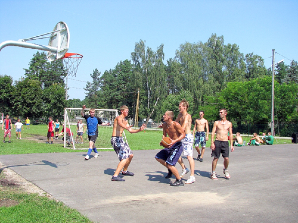 Basketbola laukumā Dāviņu pagasta sporta svētku laikā ritēja īpaši spraigas cīņas.