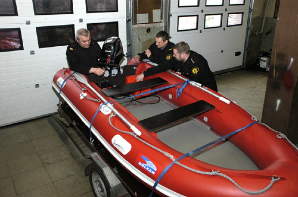 Speciālā laiva, ar kuru glābt nelaimē nonākušos uz ūdens.