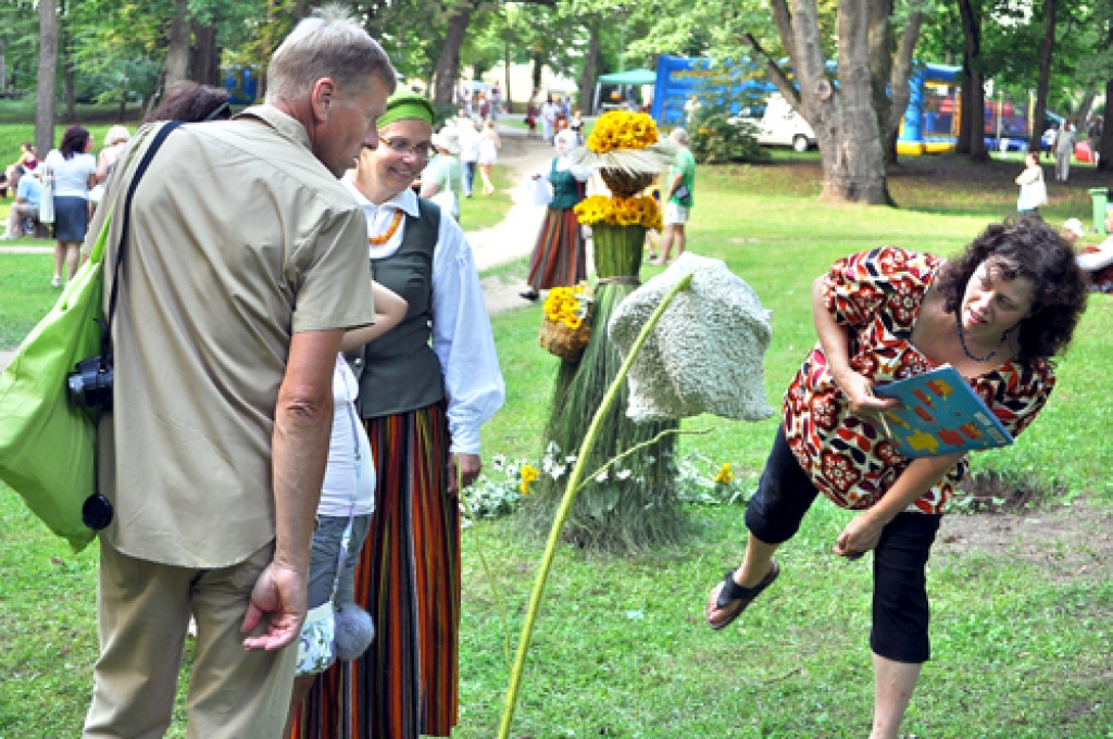 Krāšņos floristu darinājumus vērtēja gan žūrija, gan skatītāji. 