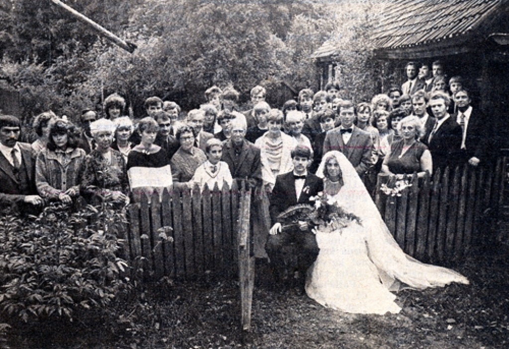 Latvijas TV redaktores Agritas Rozenbergas un institūta «Ceļuprojekts» inženiera Ervīna Kanaviņa kāzas. 1986. gada 11. jūlijs. Bauskas rajona Dāviņu ciema «Melderi», Agritas vectēva brāļa Kārļa Rozenberga mājas.