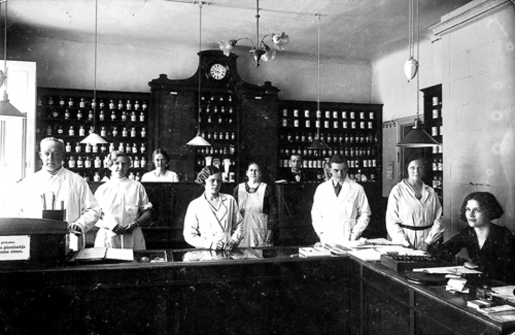 Bauskas sabiedriskās aptiekas darbinieki 1930. gados, pārvaldnieks Hugo Hamsters (pirmais no kreisās).