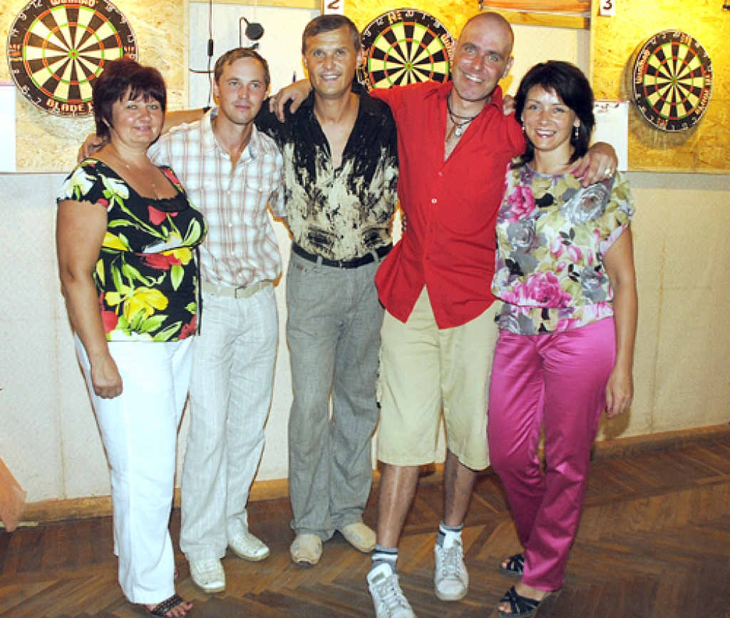 Bauskas dārta kluba šautriņu metējiem Birutai Skvireckai (no kreisās), Raimondam Jankūnam, Oskaram Kovaļevskim un Aretai Kovaļevskai Liliju kausa izcīņā godalgotas vietas netika, taču viņi labi pavadījuši brīvdienu un patīkami, ka kopā ar viņiem bijis arī mūziķis Mārtiņš Freimanis (otrais no labās).