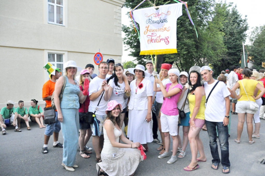 Bauskas neatkarīgais jauniešu teātris «Smieties Drīkst Raudāt» Balvu baznīcā iesvētījis savu karogu.