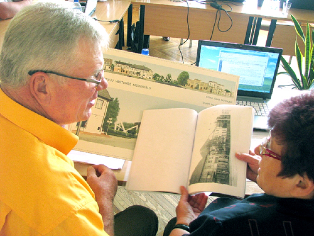 Iecerētā piemiņas monumenta skices aplūko deputāti Vera Purmale un Juris Cielavs.