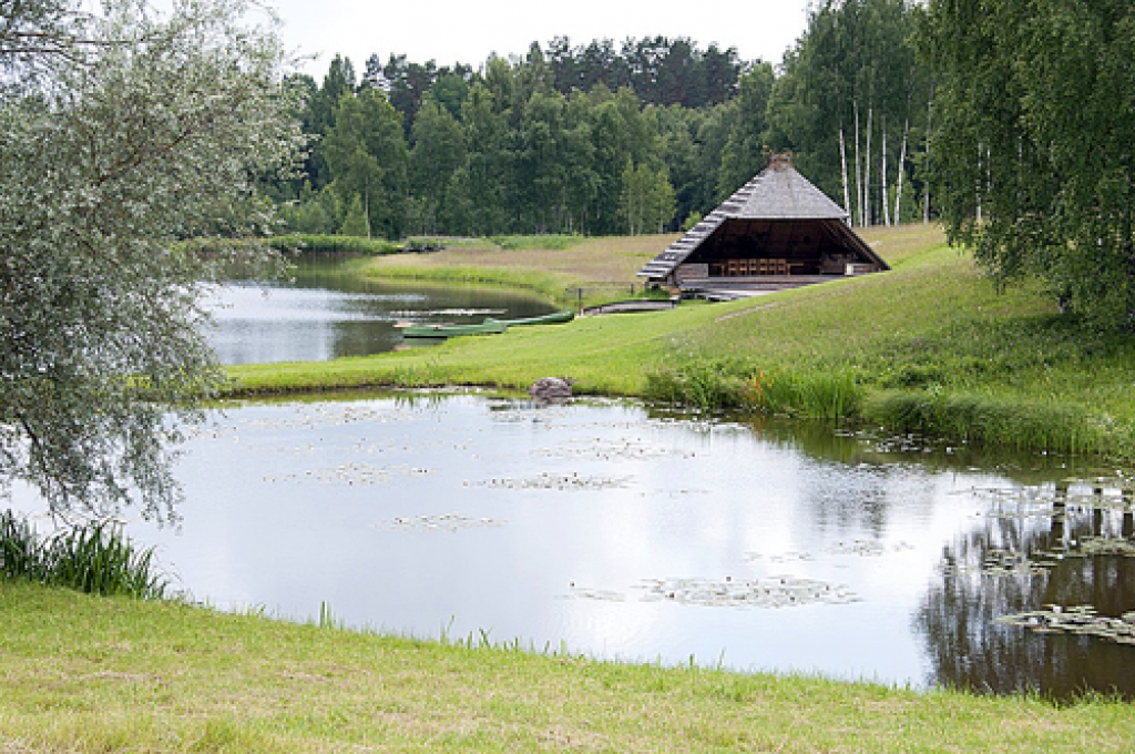 Desmit hektārus aizņem dīķi, kuros audzē zivis. Ainavai ūdens spoguļi piešķir vēl lielāku pievilcību, pašā ūdens malā iekārtota estrāde, kur svinēt svētkus. 