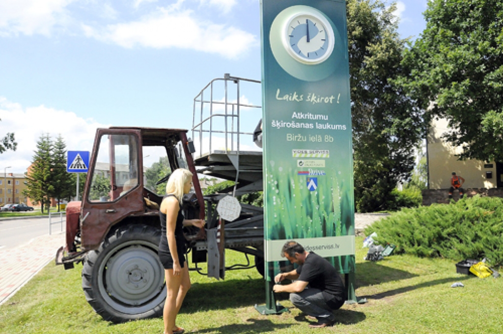 Jauno pulksteni Salātu ielā Bauskā uzstāda meistars Agris Červinskis.