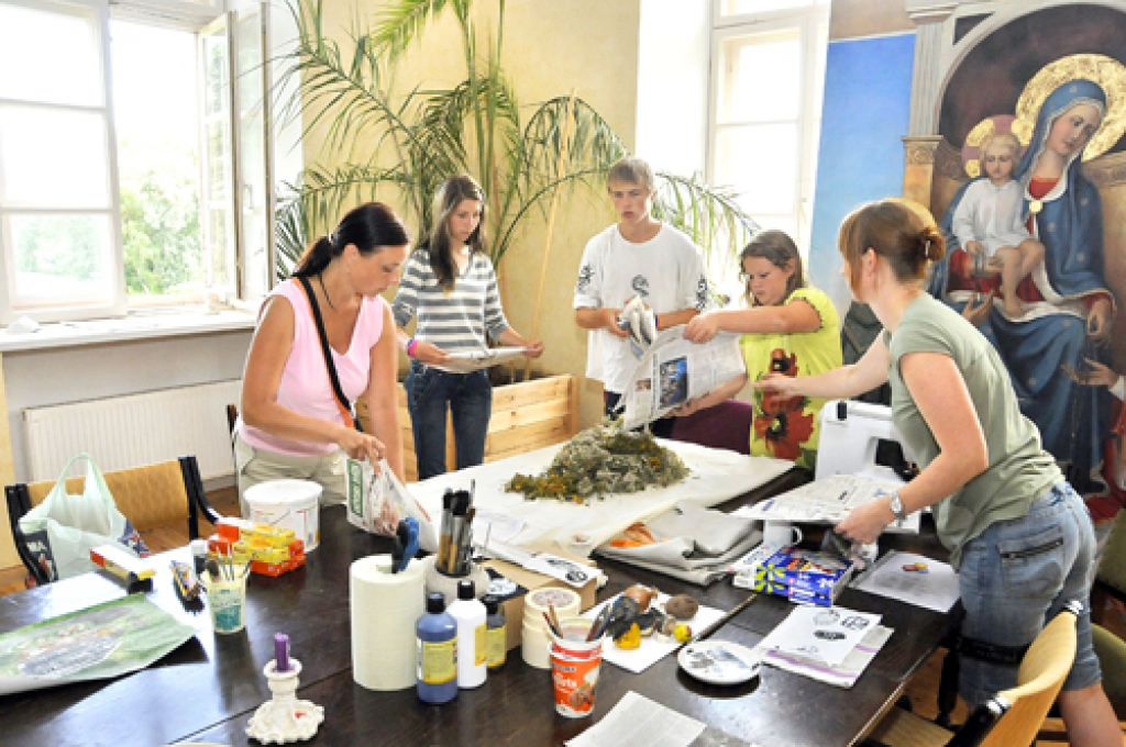 Linu maisiņus ar dabiskajām tējām gatavo Justīne Kalniņa (otrā no kreisās), Kristaps Adakovskis un Beāte Elīna Logina nometnes vadītājas Dinas Romanovskas (no kreisās) un audzinātājas Agates Vītolas vadībā.