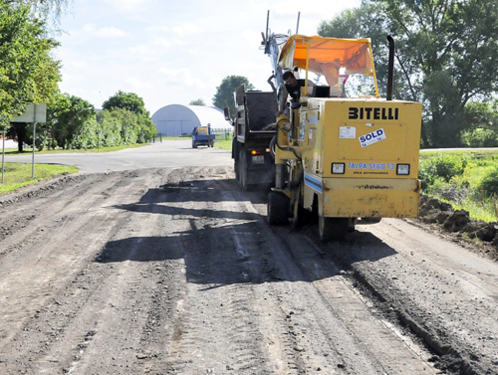 Asfalta frēzēšana ceļa posmā Šmuļi–Bukubirzs–Uzvara.