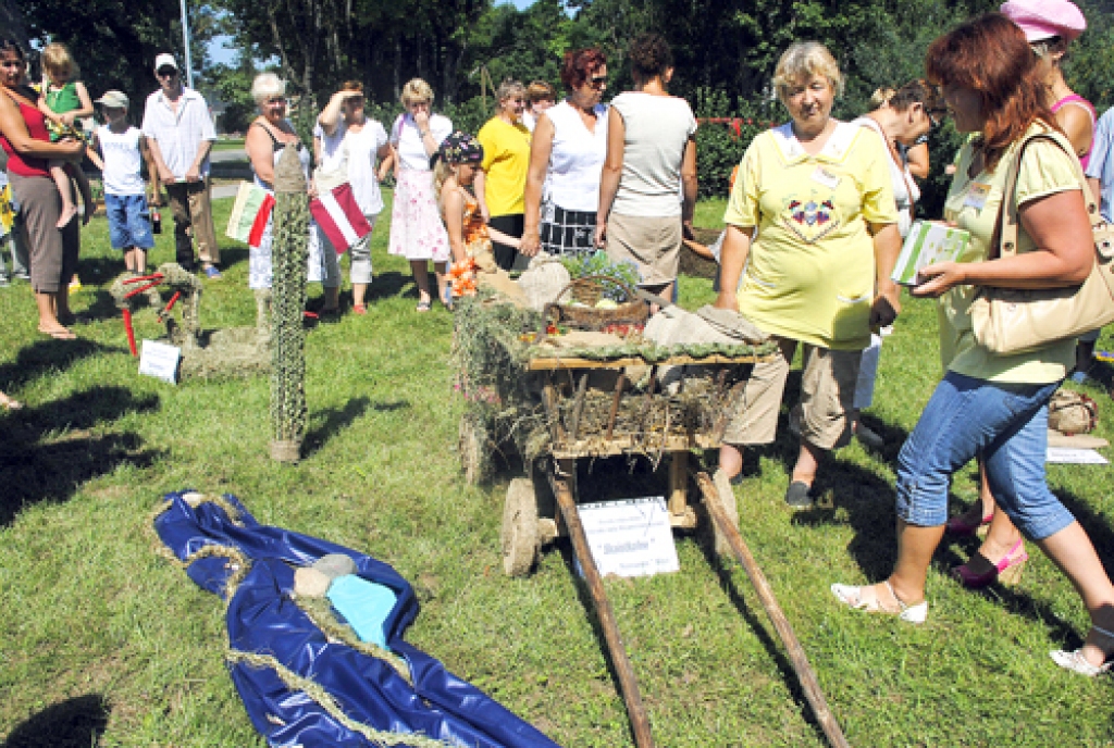 Floristes Liliju svētkos ar ziediem un neparastiem kārtojumiem centās attēlot tās asociācijas, ar kurām saistās kāda apdzīvota vieta Vecumnieku novadā.