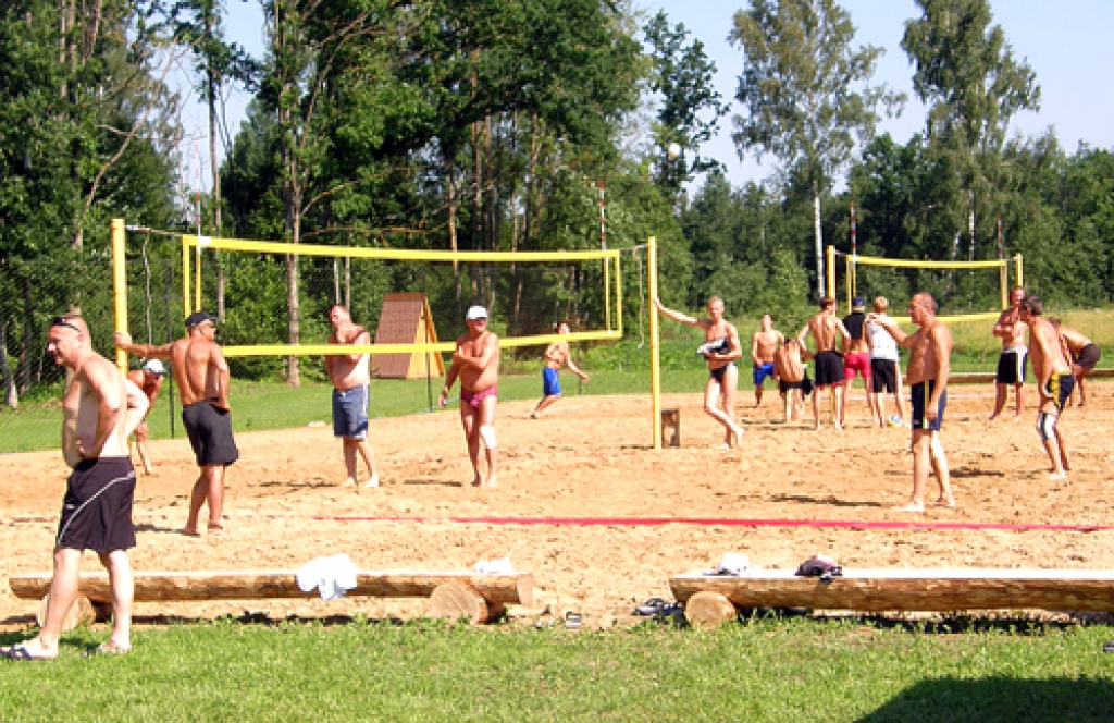 «Līdumnieku» divi jaunie smilšu volejbola laukumi ir lieliski aprīkoti ar tīkliem, kas aizšķērso bumbai ceļu uz zaļo zonu.