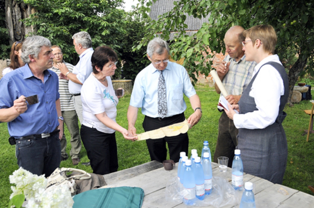 Stelpes pagasta zemnieks Andris Kalniņš (otrais no labās) iepazīstina Eiropas Parlamenta Lauksaimniecības un lauku attīstības komitejas deputātus Albertu Desu, Elizabeti Jegi un Martinu Hoislingu ar «Ozolu» saimniecības vēsturi un zemes plāniem.